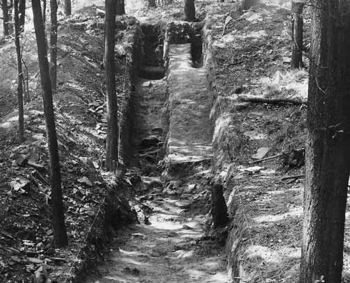 Innengraben 3 in Sonde E G6 am Westhang der Akropolis während der Grabung (von W). Foto 54.