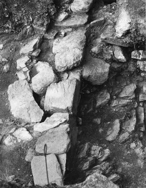 Wall 143 am Ostrand der Akropolis. Fundament der Vordermauer (Detailansicht von S, s. Foto 59). Foto 61. Akropole. Val 143 na východním okraji akropole.