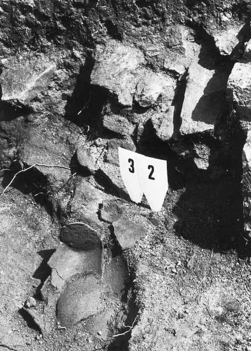 Denemarská ostrožna v době řivnáčské kultury Foto 23. Akropole. Silo a pec obj. 32, vrstva střepů v hl. 80 90 cm (od J). Foto 23. Akropolis. Silo und Ofen Obj. 32, Scherbenschicht in einer T.