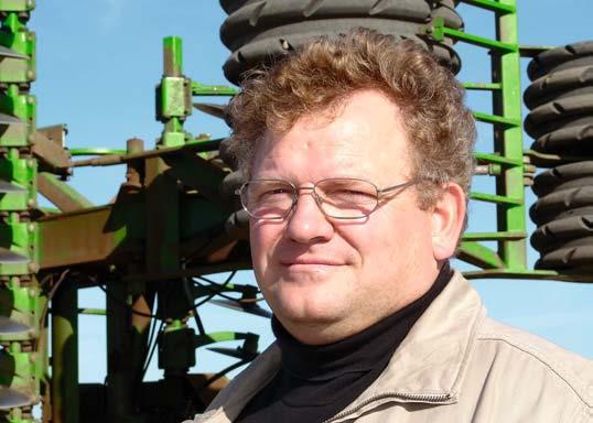 Spotfieba PHM u traktoru se pohybuje kolem 3 l/ha a disky na botkách secího stroje zfiejmû vydrïí je tû dal ích 10.000 ha. Hans-Uwe Heilmann Agr