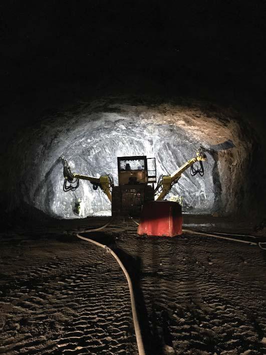 3.1 Tunely hlavní trasy Hlavní trasu celého obchvatu tvoří dvojice paralelních tunelů, jejichž osy jsou od sebe vzdáleny 15 m. Trasa obchvatu je dlouhá 21 km, z čehož 18 km je vedeno pod povrchem.
