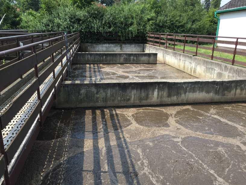 Odpadní vody zbavené hrubých nečistot natékají do rozdělovacího objektu, který odpadní vody distribuuje mezi starou a novou vodní linku biologického stupně ČOV.
