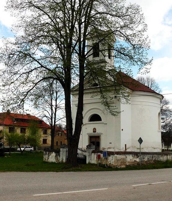 Kříže a Prokopa na návsi v Rojšíně, v pozadí vlevo dům čp.