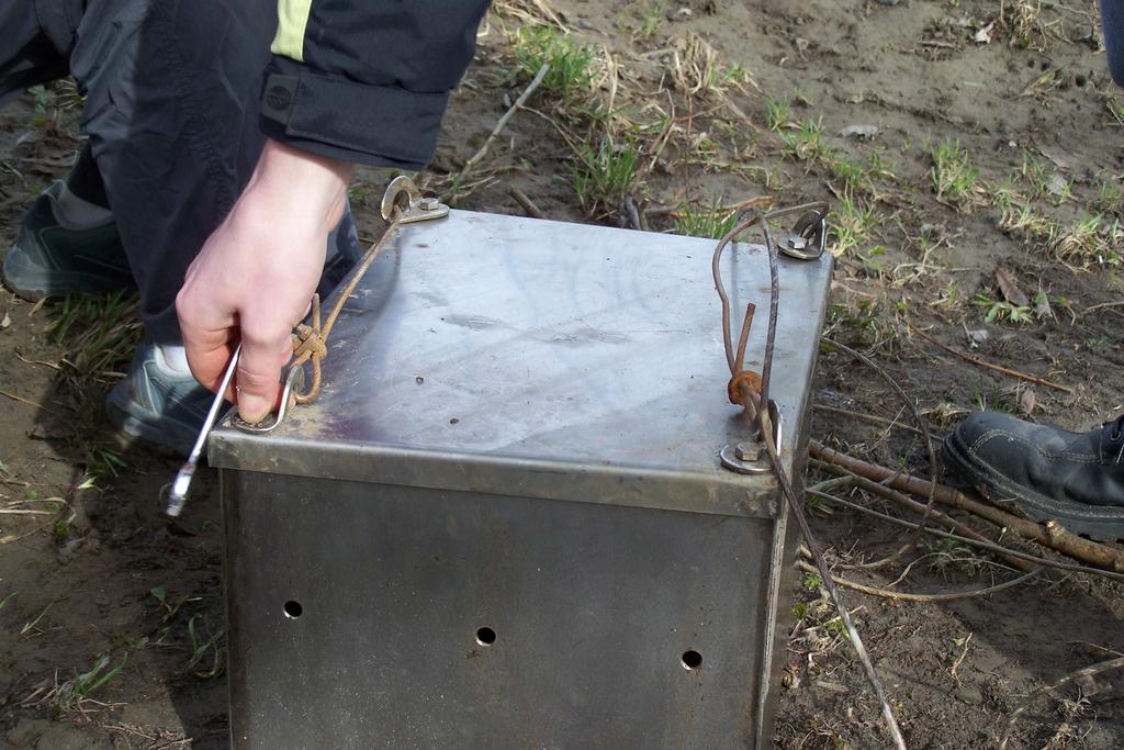 Šrouby také upevňují čtyři nerezová oka, skrz která je protaženo ocelové lanko, pomocí něhož je celé zařízení ukotveno ke břehu. Obr.