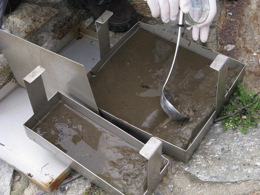 0 IVS před instalací do koryta řeky Ve vzorkovači v popředí jsou, mezi přepážkou, patrné dvě misky pro sediment vybavené úchopy pro snadné vyjmutí.