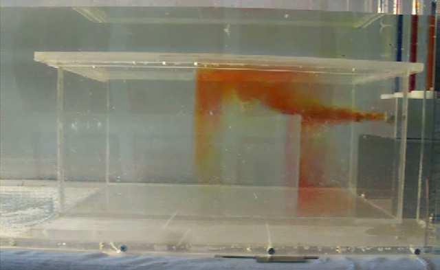 Následující experiment probíhal podobně. Barvivo však bylo přidáváno do proudu všech tří otvorů: Obr. 80 Jednofázové proudění. Proudy obarveny. Čas experimentu 10s Obr. 81 Jednofázové proudění.