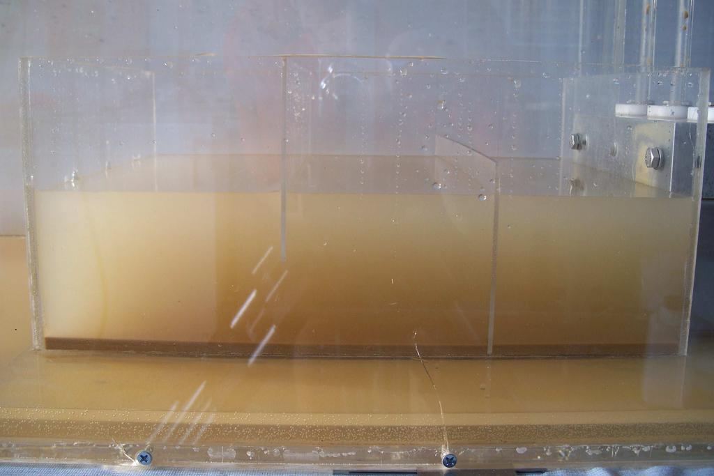 Experiment byl ukončen asi po 600s. Suspenze byla do vstupního proudu přidávána po celou dobu trvání experimentu. Dokonalou těsnost druhé přepážky vůči víku se nepodařilo zajistit.