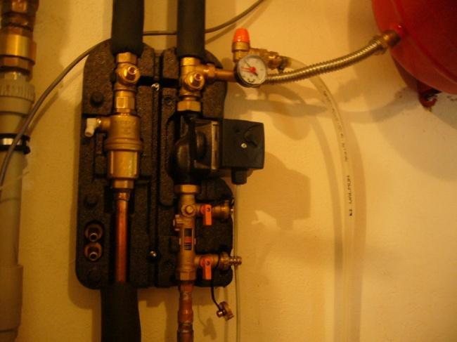 prováděno v nejnižším místě. Současně s potrubním rozvodem je vedena kabeláž MaR teplotních čidel.
