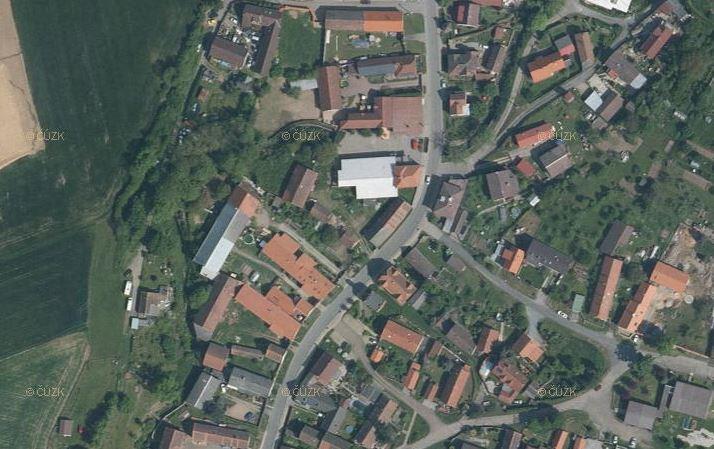 Obrázek 6 - rozvolněná nepravidelná struktura Rozvolněná pravidelná - samostatné drobné objekty na soukromých pozemcích, - jednotlivé objekty dodržují uliční čáru, nedefinují však