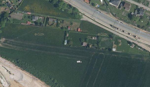 Obrázek 8 - rozvolněná drobná nepravidelná struktura Areálová - zpravidla oplocený areál / soubor staveb veřejně nepřístupný nebo omezeně přístupný, - různá struktura zástavby uvnitř areálu, -