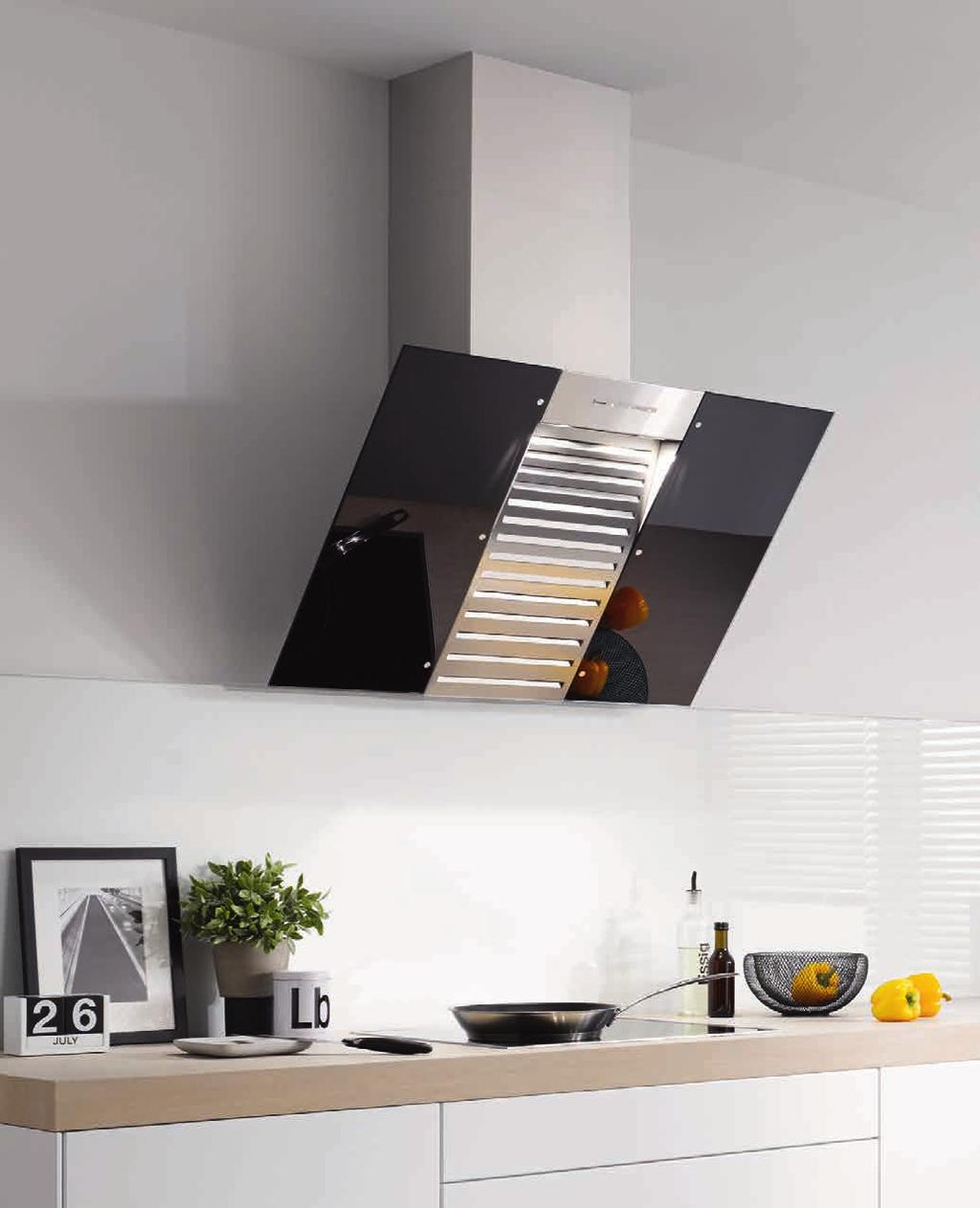 příslušenstvím Šířka 90 cm, ovládání tlačítky s LED indikací pro zapínání / vypínání, osvětlení varné plochy a nastavení výkonu Energetická účinnost B Jednovrstvé