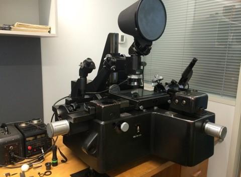 UTB ve Zlíně, Fakulta technologická 41 5 MIKROSKOP Měření bylo uskutečněno na repasovaném univerzálním dílenském mikroskopu Carl Zeiss Jena, číslo 519/II.