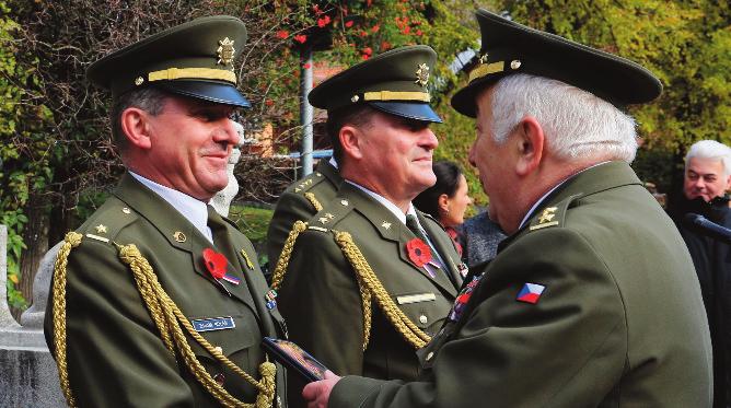 Po skončení slavnosti, při které byli dekorováni čtyři novodobí váleční veteráni (mezi nimi byl i náš major Zdeněk Kolář), si občané pietní síň prohlédli.