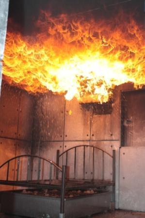 Požáry: uzavřené prostory 7 Žíhavé plameny = rollover (flameover) V počáteční fázi požáru vzrůstá teplota v