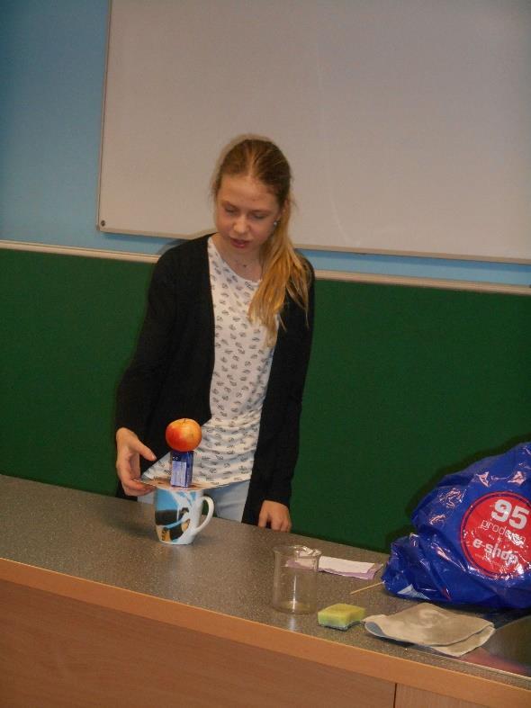 Newtonovy pohybové zákony V hodinách fyziky jsme si vysvětlili podstatu Newtonových pohybových zákonů zákon setrvačnosti, zákon síly, zákon vzájemného působení dvou těles = zákon akce a reakce.