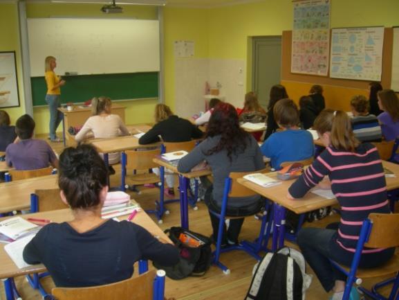 V druhém nadzemním podlaží jsou umístěny učebny II.