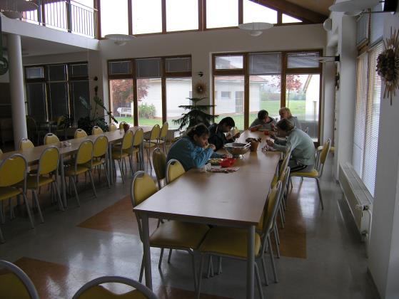 domečku společenskou místnost (hernu) s jídelnou a kuchyňskou linkou a venkovní areál ÚSP.