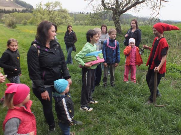 Dědkovým a zpět cestou mezi poli za tělocvičnu, byly pro děti nachystány různé úkoly,