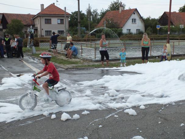 v klubovně hasičárny a vyráběly různé věci a hrály hry. Od dubna již děti nacvičovaly hasičský útok na hasičské soutěže.