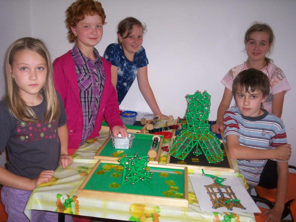 děti přivezla magnetickou stavebnici Geomag.