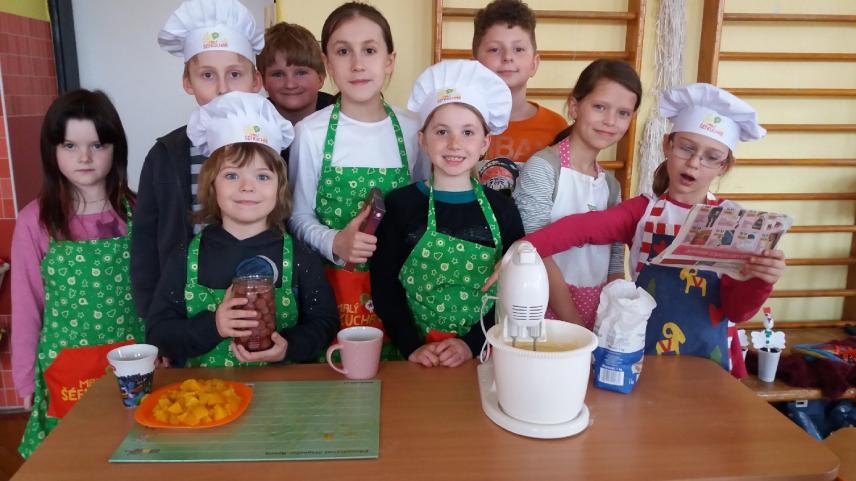 lžičku prášku do pečiva trochu moučkového cukru máslo na vytření hrníčku 8 lžic oleje Postup: Smícháme mouku, cukr a prášek do pečiva.