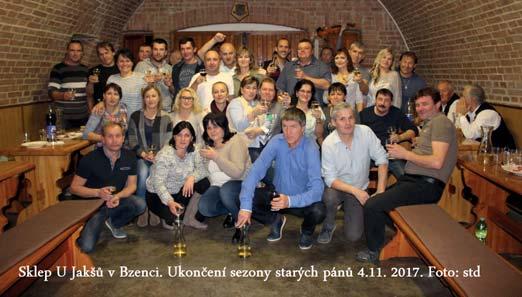 Starým pánům hrály Kunovjané - legendy moravského folklóru V Bzenci ve sklepě u Jagošů zakončili sezonu bývalí fotbalisté Lhoty, jejich manželky, přítelkyně a také jejich příznivci.