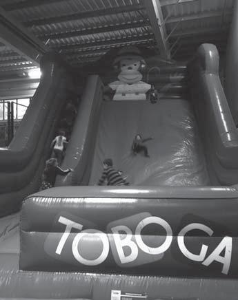 Je to zábavní park pro celou rodinu, kde se nachází spousta atrakcí s vesmírnými motivy.