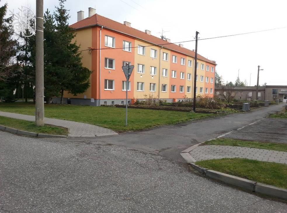 Tato dopravní napojení do vnitrobloků neřešit jako křižovatky, ale jako chodníkové přejezdy s chodníkem ve stejné výškové úrovni, pak se nebude