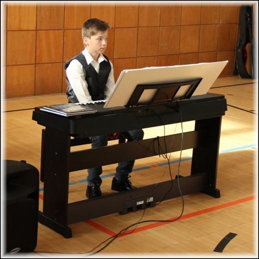 V pondělí 26. června se uskutečnilo v naší škole hudební vystoupení žáků I stupně. Na klavír zahrál Jaroslav Lazar z 6.