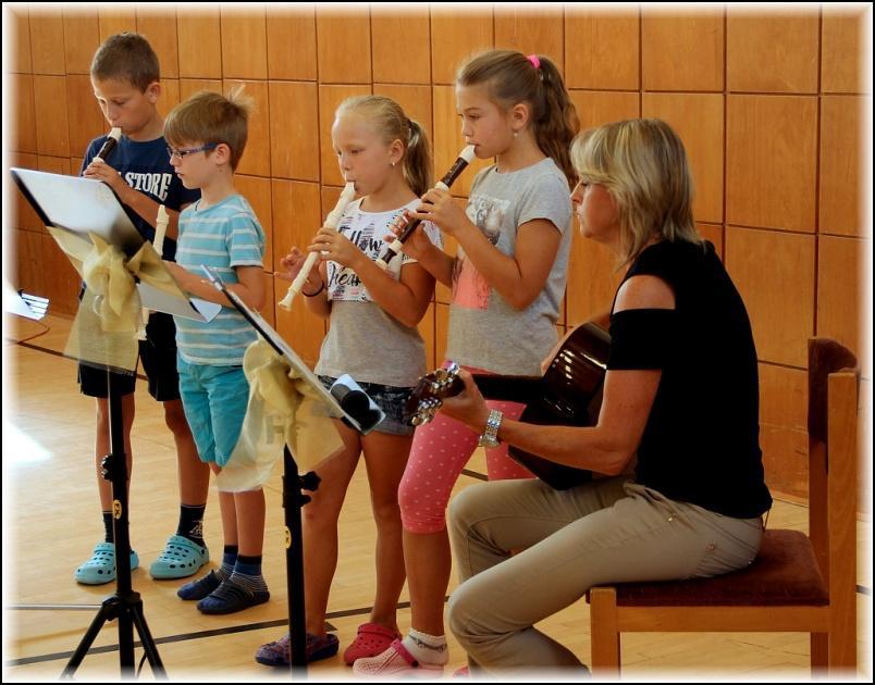 a Tereza Procházková ze 4. třídy. Sbor doprovázel hrou na kytaru Miroslav Lacina. S hrou na bicí soupravu se představili Petr Pošta ze 4. třídy a Anna Herčíková z 2. třídy. Dále vystoupili pod vedením paní učitelky Jany Doležalové žáci Dan Weber z 3.