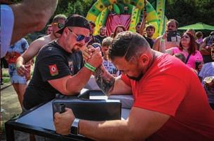 Nově jsme pøidali do programu souboj o největší siláky, kteøí soupeøili v truckerské páce.