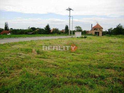 4) Stavební pozemek o velikosti 1 265 m² Lokalita: Škvorec Nabídková cena: 1 050,- Kč/m 2 Popis: Pozemek se nachází na okraji obce v zástavbě nových rodinných domů.