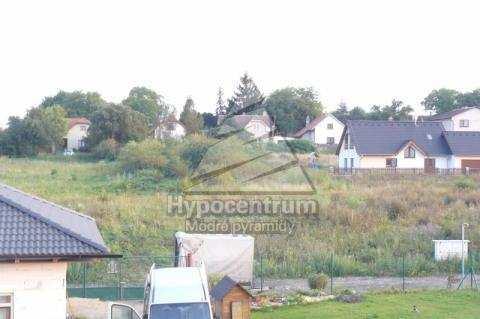 reality5.cz 5) Stavební pozemek o velikosti 943 m² Lokalita: Tuklaty - Tlustovousy Nabídková cena: 1 250,- Kč/m 2 Popis: Pozemek se nachází na okraji obce v zástavbě nových rodinných domů.