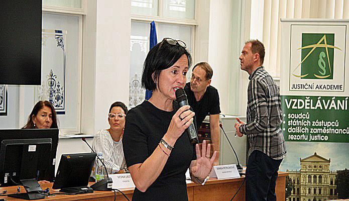 1.9 Cizí jazyky Justiční akademie se v souladu s požadavky z rezortu justice každoročně zaměřuje v jazykovém vzdělávání na zvýšení odborných jazykových dovedností zejména soudců a státních zástupců.