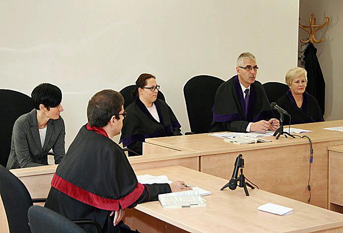 zaměstnanců soudů a státních zastupitelství a částečně i správy soudu. 2.