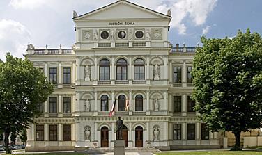 vzdělávacích akcí akademie úzce spolupracuje se soudy, státními zastupitelstvími a Ministerstvem spravedlnosti tak, aby vzdělávání co nejlépe odpovídalo jejich potřebám.