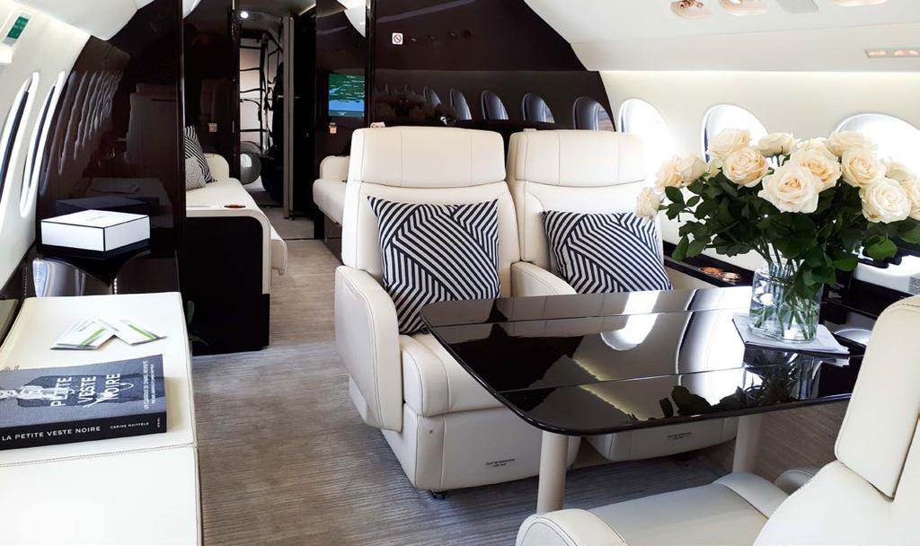 Falcon 8X cont. kde kdysi byla tmavší část kabiny, je nyní přirozené světlo. V kokpitu použili avioniku Honeywell EASy, podobně jako všechny Falconech, ale zejména 7X.