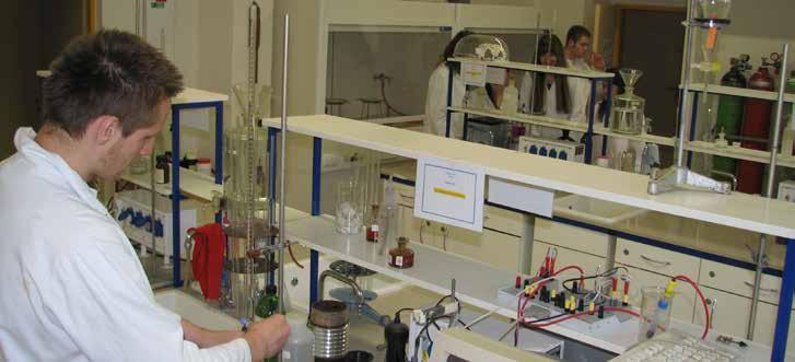 APLIKOVANÁ CHEMIE 28-44-M/01 Čtyřletý obor, zakončený maturitní zkouškou Školy vyučující obor: 3 17 Obor je vhodný pro žáky základních škol se zájmem o přírodní vědy a výpočetní techniku.