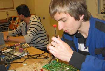 MECHANIK ELEKTROTECHNIK 26-41-L/01 Čtyřletý obor, zakončený maturitní zkouškou Školy vyučující obor: 4 20 Mechanik elektrotechnik je čtyřleté denní studium zakončené maturitní zkouškou.