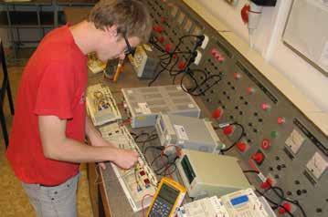 SPOJOVÝ MECHANIK 26-59-H/01 Školy vyučující obor: 4 Spojový mechanik je učební obor pro žáky s dobrým zdravotním stavem a zájmem o elektrotechniku.