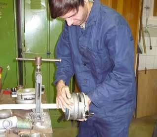 Absolvent učebního oboru ovládá veškeré řemeslné práce spojené s řezáním a stříháním materiálů, ohýbáním, tvarováním, kalením, pájením plamenem, ale i práce na vrtačkách, bruskách a obráběcích