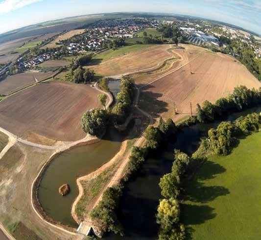 2 / 2016 Ochrana přírody Péče o přírodu a krajinu 15 hrubozrnný dnový substrát. Věcí, která zůstala za snahou záměru, je běžný průtok revitalizovaným ramenem.