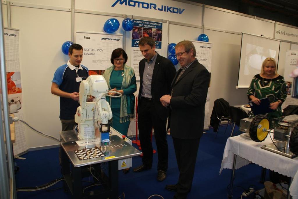 část expozice školy na výstavě Vzdělání a řemeslo 2012 při prohlídce expozice školy. Uprostřed hejtman Jihočeského kraje Mgr.