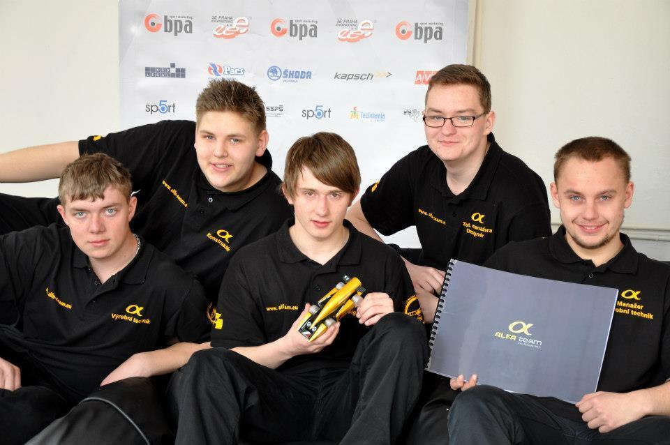 Zleva David Kozel, Tomáš Daniel, Petr Švec a Tomáš Hronek Na škole byl vytvořen tým žáků a pedagogických pracovníků, kteří se přihlásili do soutěže Formule 1 ve školách. Alfa tým pod vedením Ing.
