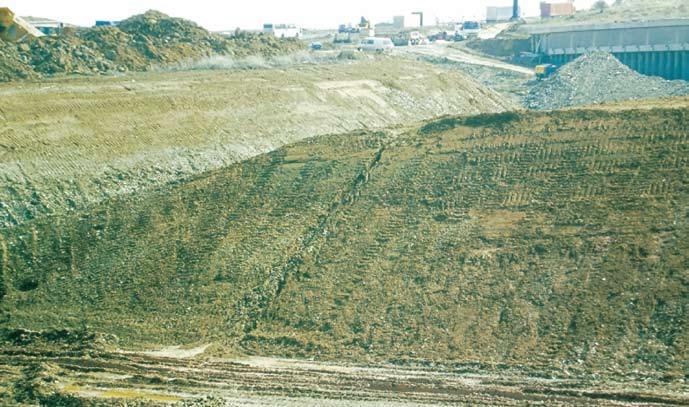 Na fotografii č.4 můžeme pozorovat protější svah zářezu komunikace, výrazně porušený činností deště. Obr.4 deštěm porušený svah 4.2.