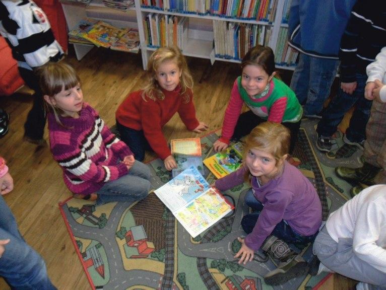 hrdiny z tradièních lidových pohádek a nevymizela láska ke knize a psanému slovu. Prohlížení knížek a èasopisù nás baví, a až zvládneme všechna písmenka, bude nás bavit i ètení!