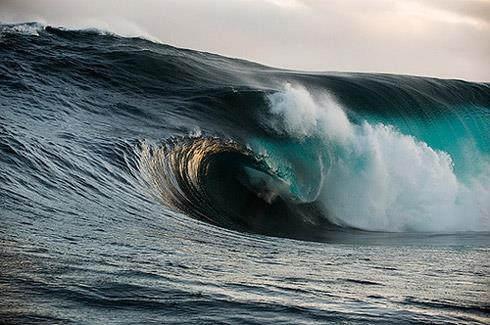 Tsunami Základní informace o Tsunami Tsunami je mořská vlna a vzniká náhlým pohybem mořského dna například zemětřesením. Délka vlny dosahuje 130 až 300km a vysoká je na moři jen cár decimetru až metr.
