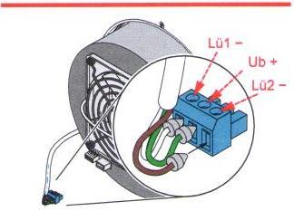 třížilový kabel vedoucí k regulátoru zakraťte na potřebnou délku (síla zdi + 300 mm). vyjměte zelenou svorku z konektoru. otočte ji šroubky směrem vzhůru.