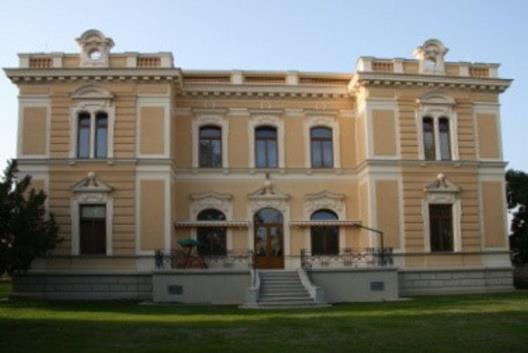legislativy v červenci 1995 však nebylo možné tento funkční a osvědčený model splňující veškerá kritéria služeb pro osoby s mentálním postižením zachovat. Z tohoto důvodu dochází k 1.
