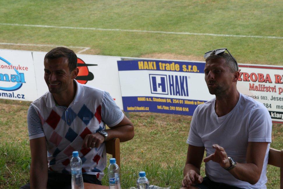 svěřenci v obou klubech. Nejlepším pitím v tomto horkém počasí je voda, zdůraznil Erich a Martin doplnil kluci a děvčata, určitě pro správné stravování vám nepomůže jíst brambůrky a zapíjet colou.